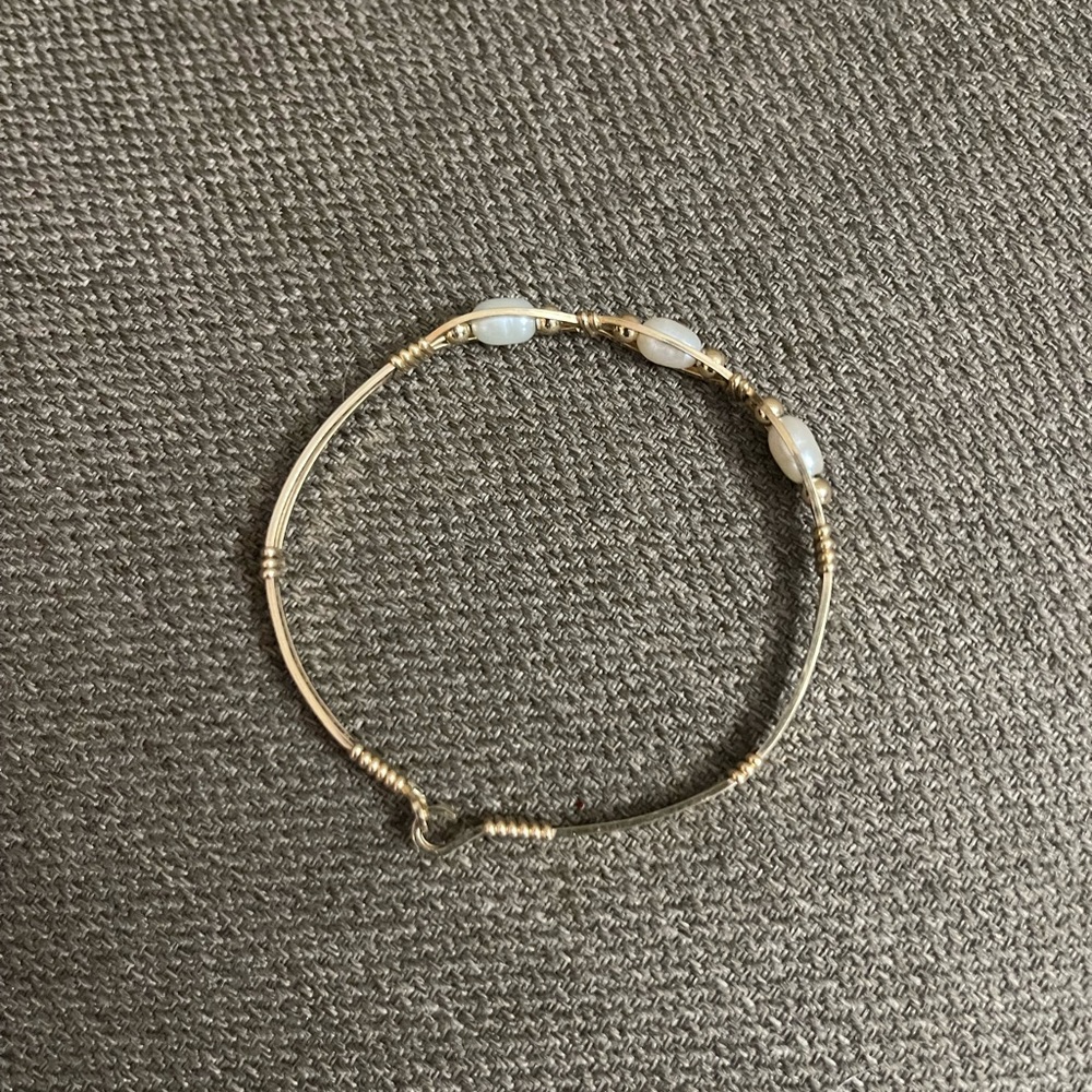 Elegant Gold and White Beaded Bracelet